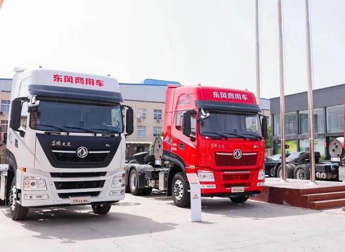 东风天龙系列牵引车.jpg