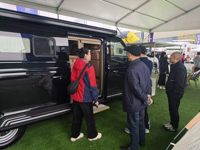 中国重汽轻型汽车登陆成都房车展，五款旅居车构建出行新形态5.png