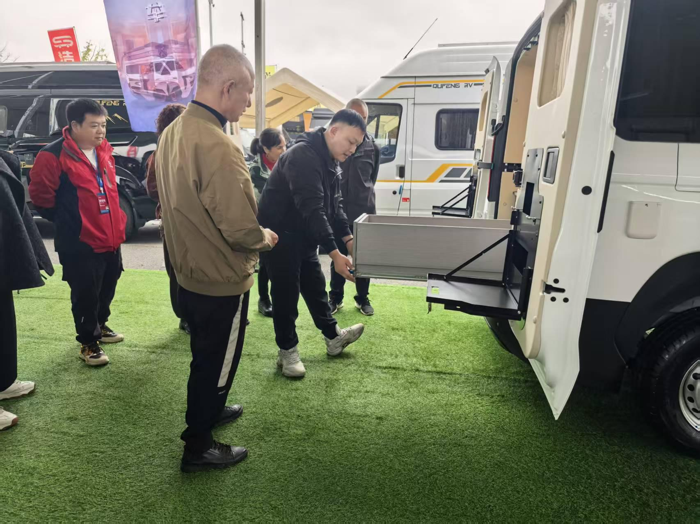 中国重汽轻型汽车登陆成都房车展，五款旅居车构建出行新形态7.png