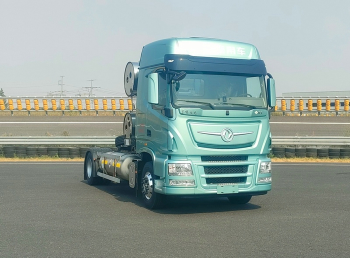 东风天龙KX LNG牵引车.jpg