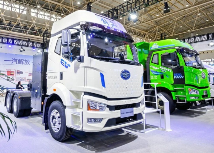 解放新能源重卡武汉车展.jpg