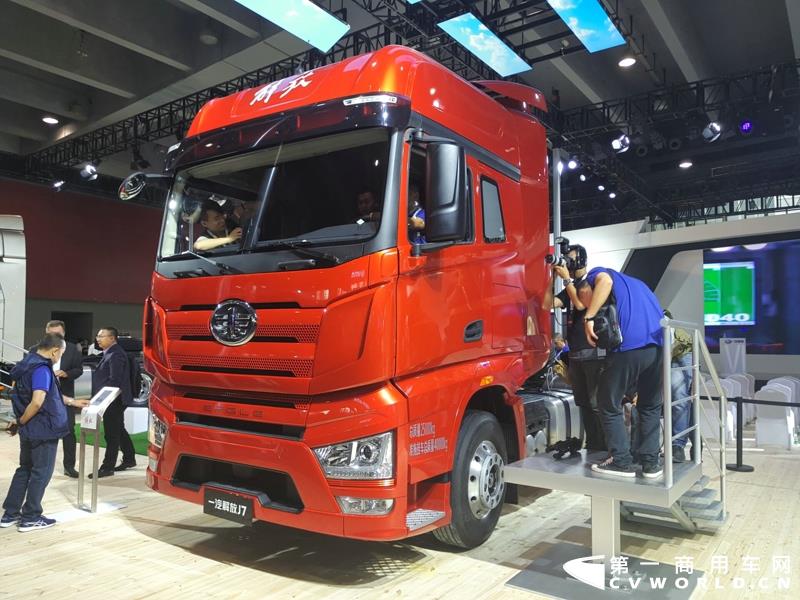 解放J7 6×4 牵引车