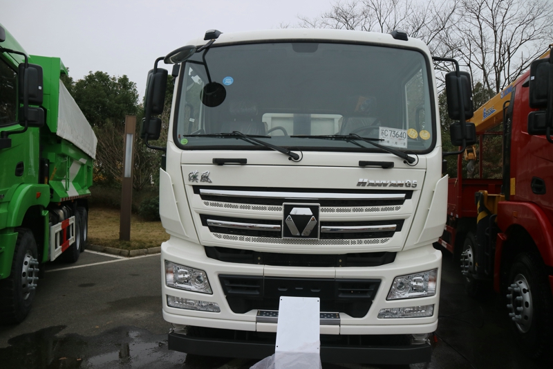 国六公路自卸车