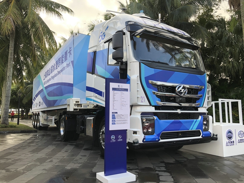 红岩5G智能重卡牵引车
