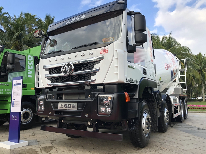 红岩杰狮C6 8×4水泥搅拌车