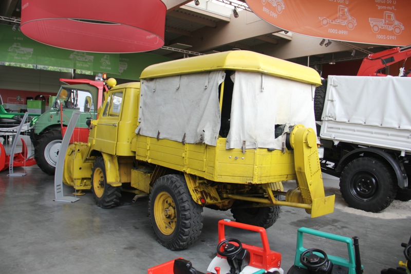 乌尼莫克扫雪车