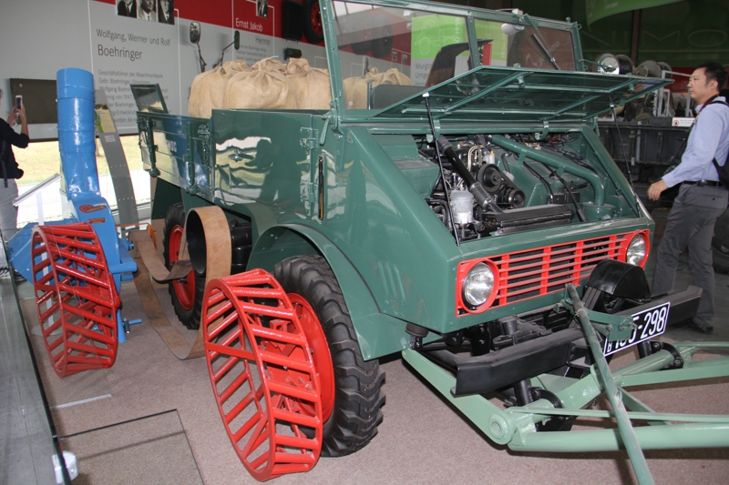 1947年Boehringer公司从Erhard & Sohne公司接手乌尼莫克Unimog，1949年，第一款Boehringer Unimog 70200车型开始交付。1950年截至1950年秋季， Boehringer工厂生产的Unimog达到600辆