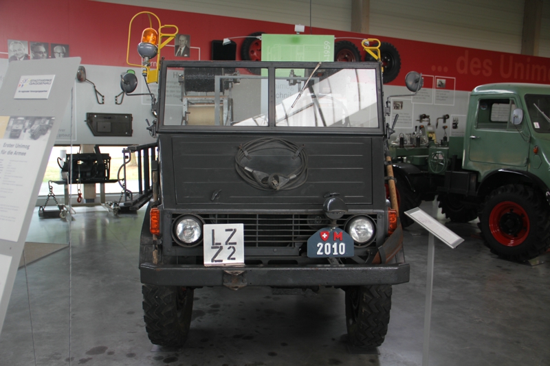 1951年在奔驰Gaggenau工厂生产的戴姆勒-奔驰Unimog 2010车型。 1950年，戴姆勒奔驰公司正式从1947年Boehringer公司从Erhard & Sohne公司接管乌尼莫克开发公司，在Gaggenau建立了生产车间，并从1951年把乌尼莫克归入它的商用车项目。新设计的用于运输和工作的乌尼莫克完全脱离了典型的拖拉机结构，它如此鲜明的特色一直延续至今
