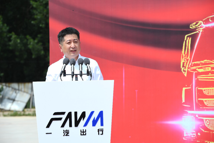长春市新悦经贸有限责任公司总经理柯岩。柯岩说，与一汽服贸的合作让新悦物流颠覆了固有的观念，通过经营性租赁形式使用车辆，资金占用率极低，有效减少重资产的运营风险，节省大量物力、财力；同时这一次全新用车模式的探索，也为企业未来的运营模式提供了新的可能！