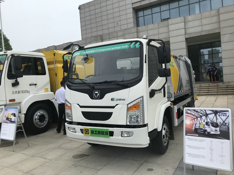徐工E300 8T压缩式垃圾车
