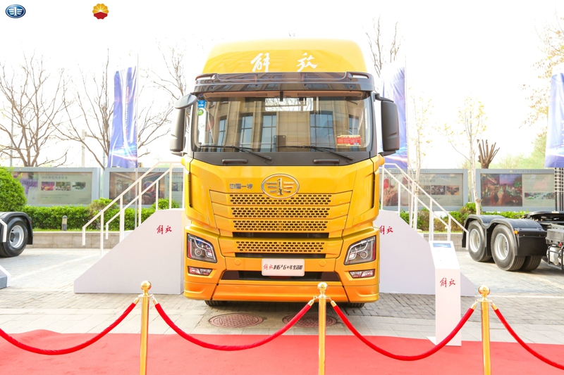 解放JH6+ 生活舱 6×4牵引车